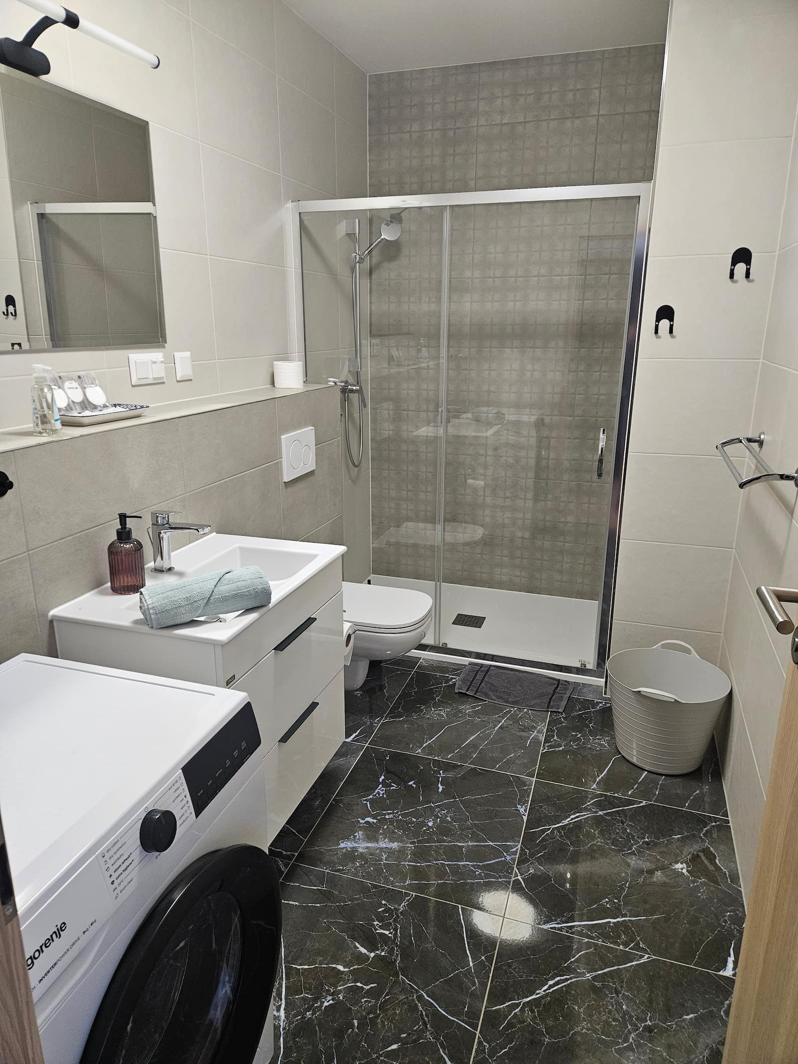Moderná kúpeľňa apartmánu